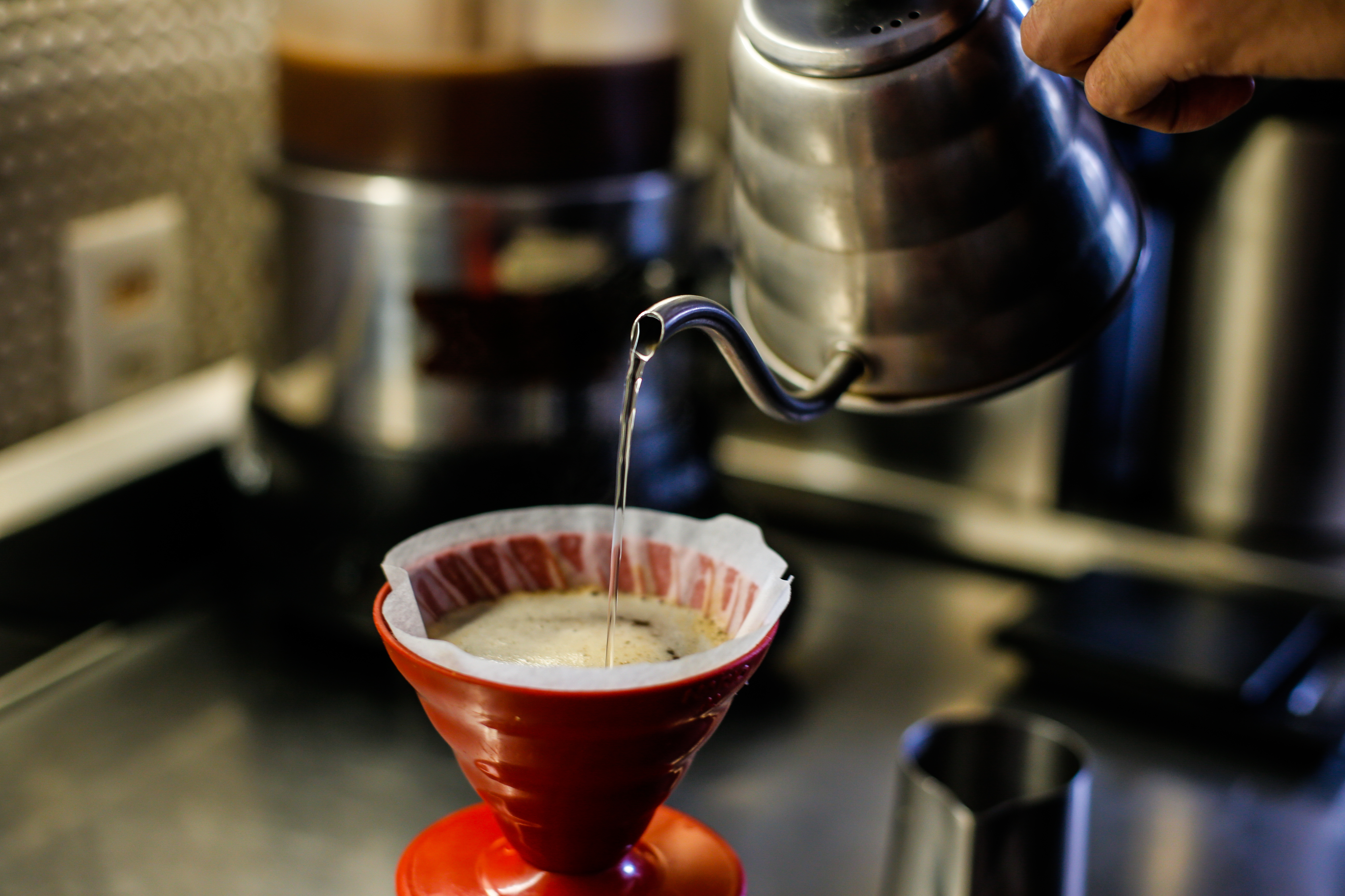 Profissional químico garante o sabor e a qualidade do café