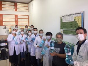 Química Solidária: iniciativas em diversas universidades distribuem álcool gel no Paraná