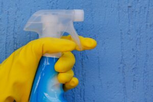 Solução diluída de água sanitária é alternativa na  falta de álcool gel ou mesmo de água e sabão