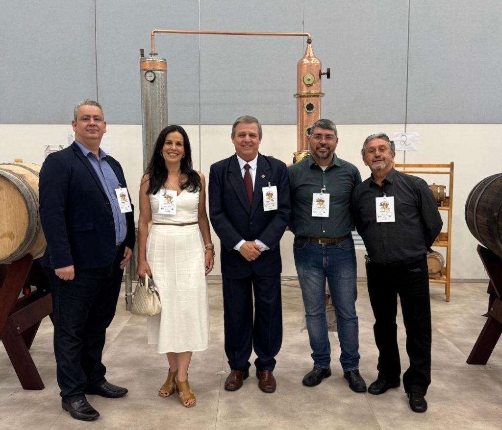 Sistema CFQ/CRQs marca presença na abertura do II Simpósio Brasileiro e VI Seminário Mineiro de Cachaça de Alambique em Minas Gerais